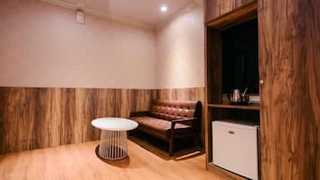 Deluxe Twin Room, 1 Bedroom | Living area | Flat-screen TV