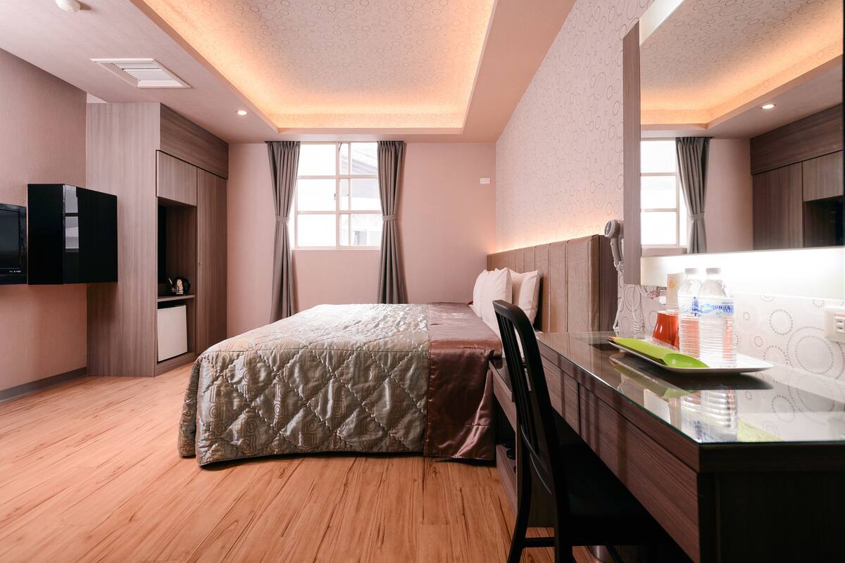 Kamar Double Klasik | Meja kerja, tirai kedap cahaya, dan Wi-Fi gratis