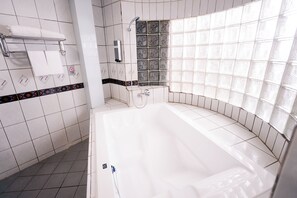 Grand-Vierbettzimmer | Komfortbadewanne