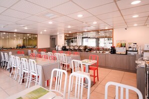 Desayuno buffet diario (TWD 50 por persona)