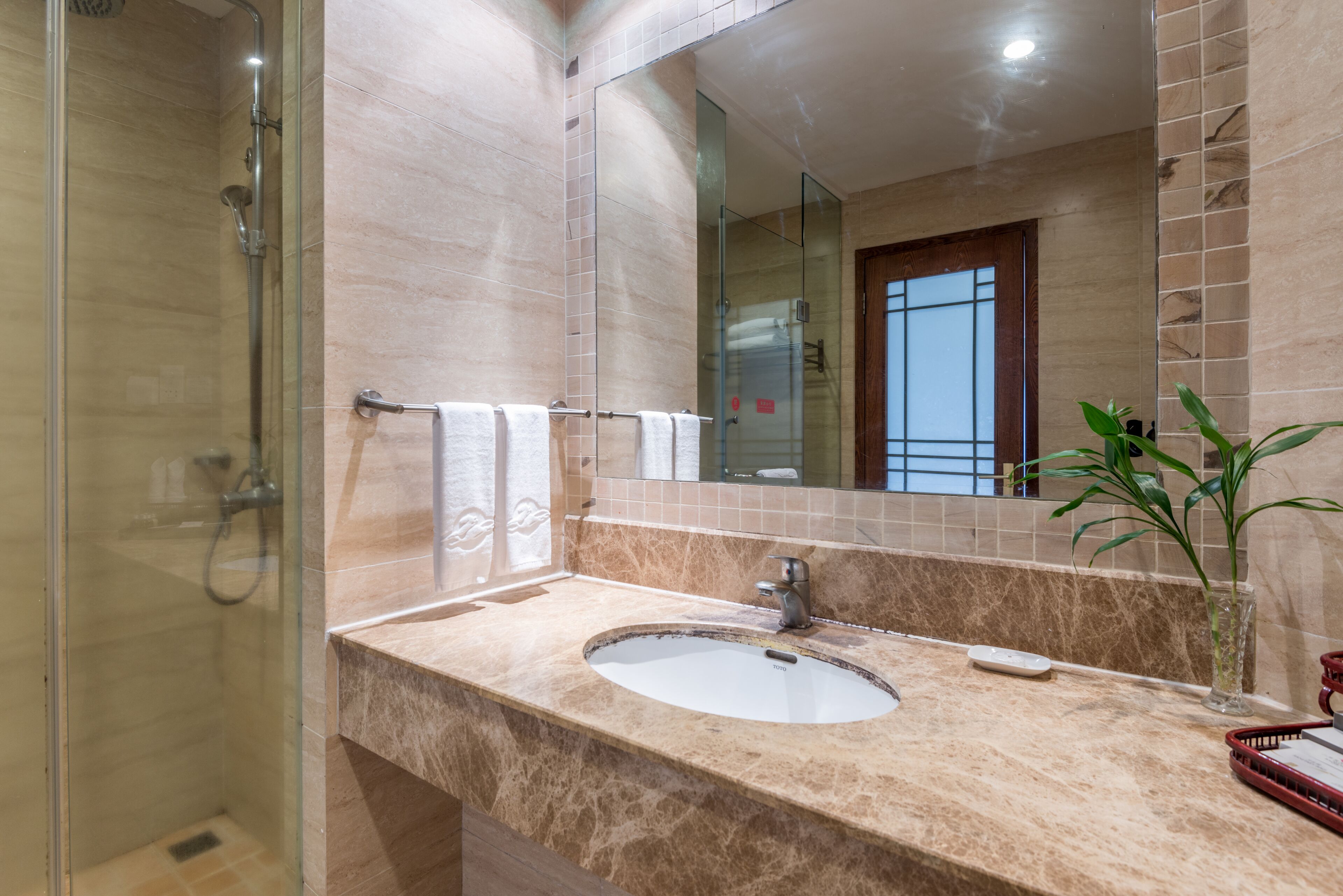 Shower, perlengkapan mandi gratis, pengering rambut, dan jubah mandi