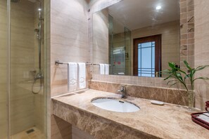 Shower, free toiletries, hair dryer, bathrobes - Sanya Baohong Hotel Annex Building (Sanya)