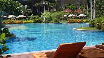 Kolam renang outdoor, dengan payung kolam renang