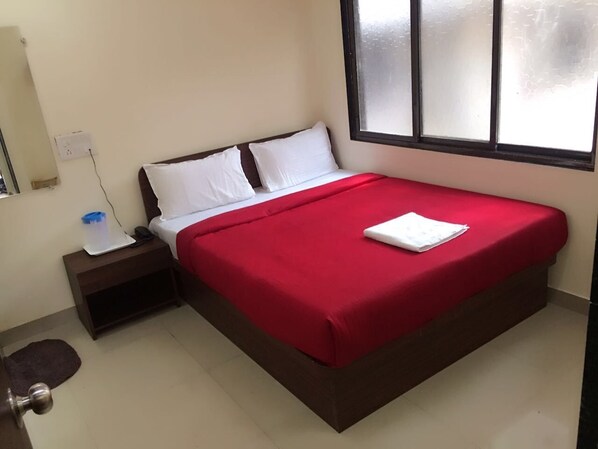 Habitación doble Deluxe, 1 habitación, para fumadores | Caja de seguridad en la habitación y escritorio