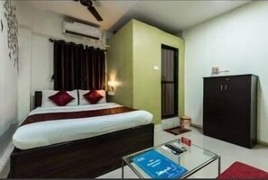 Deluxe Double Room, 1 Bedroom, Smoking | In-room safe, desk, iron/ironing board, free rollaway beds