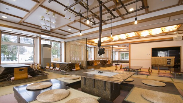 A spacious room with tatami mats, a central island, and a view of the outdoors. - Rosen Heim HAKUBA (Hakuba)