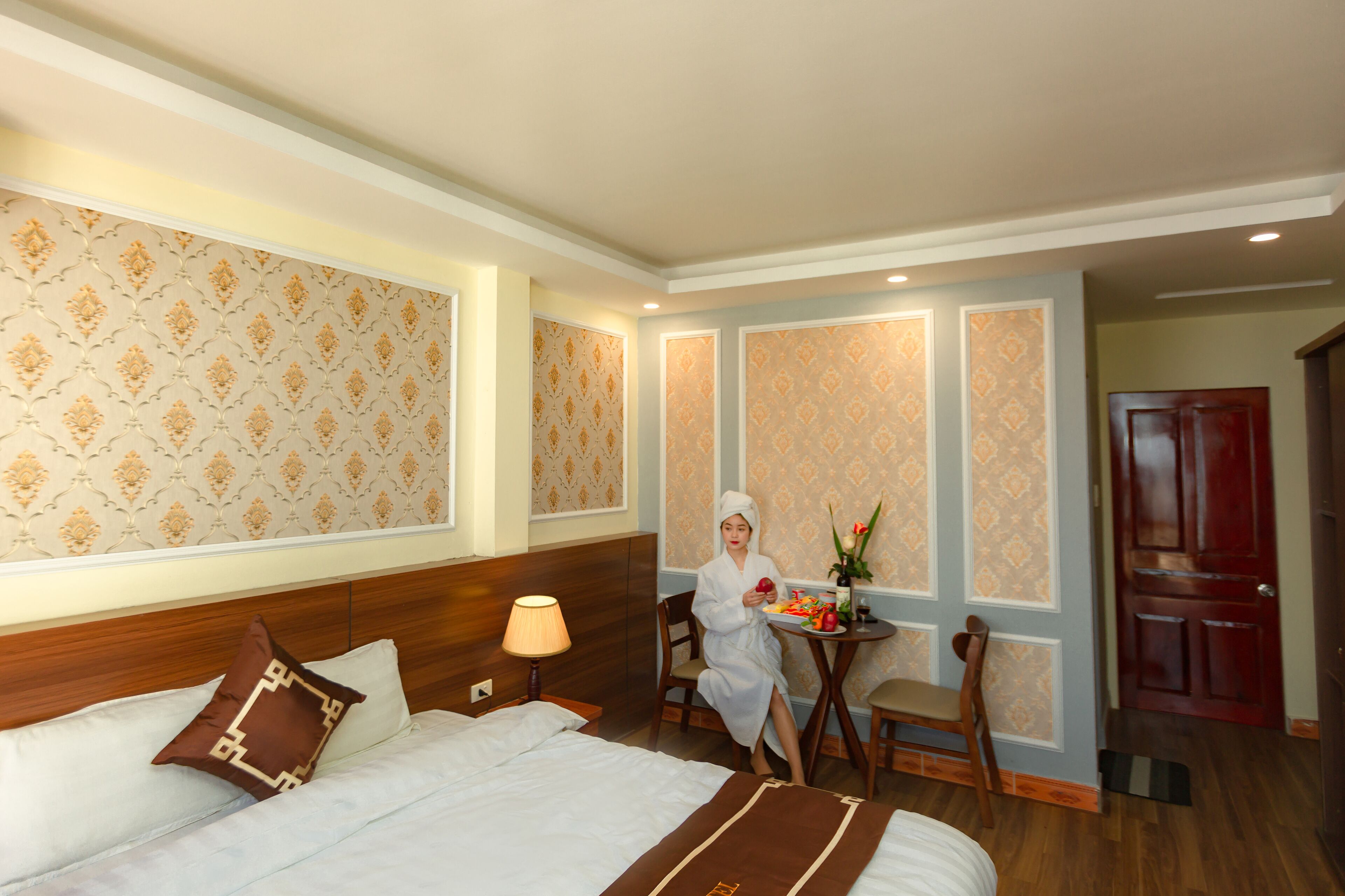 deluxe double room | minibar, in-room safe, desk, blackout curtains