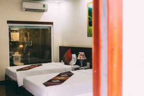 Habitación superior con 2 camas individuales | Minibar, caja fuerte, escritorio y cortinas opacas