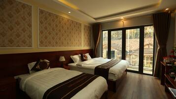 Habitación familiar (Superior) | Minibar, caja de seguridad en la habitación y escritorio