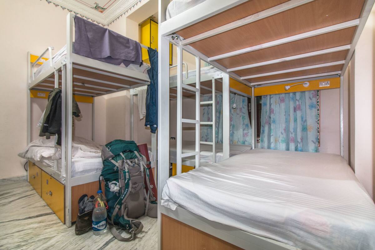 Gemeinsamer Basic-Schlafsaal, 1 Schlafzimmer | Zimmersafe, Schreibtisch, kostenloses WLAN