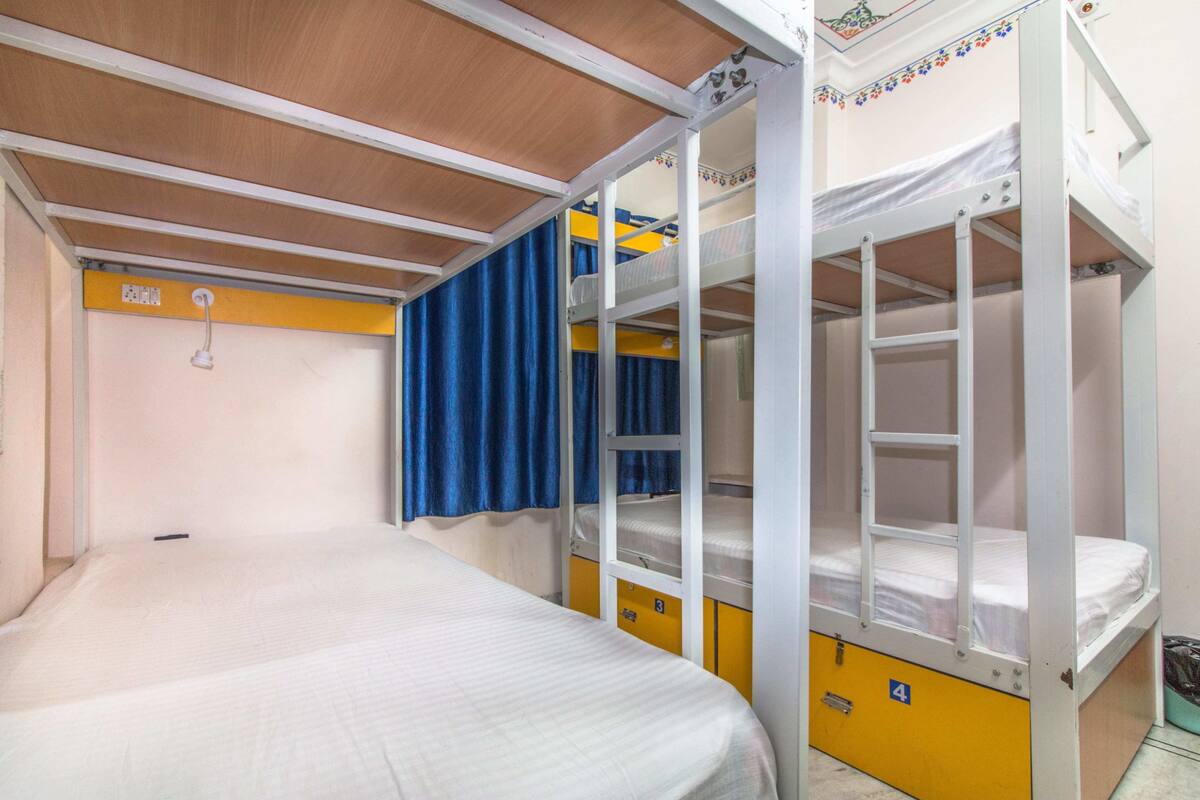 Gemeinsamer Basic-Schlafsaal, 1 Schlafzimmer | Zimmersafe, Schreibtisch, kostenloses WLAN