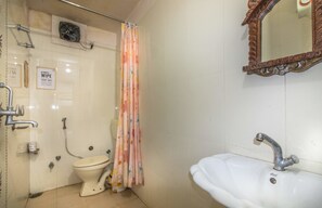 Gemeinsamer Deluxe-Schlafsaal, 1 Schlafzimmer | Badezimmer | Dusche, Handtücher