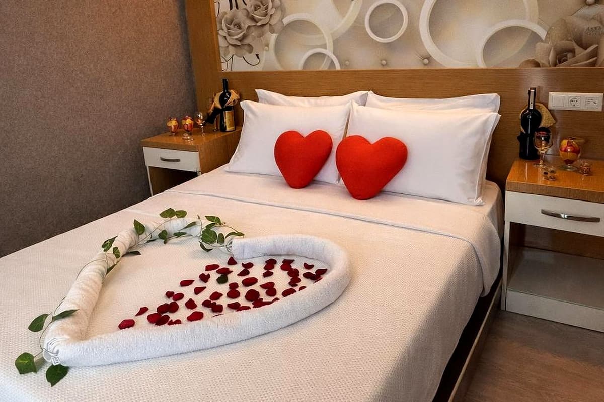 Desk, soundproofing, WiFi, bed sheets