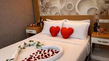 Desk, soundproofing, WiFi, bed sheets