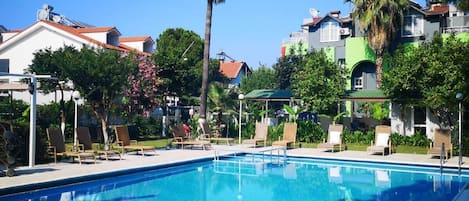 2 piscine all'aperto, ombrelloni da piscina, lettini