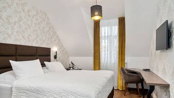 Premium-Zimmer, 1 King-Bett | Zimmersafe, Schreibtisch, kostenloses WLAN