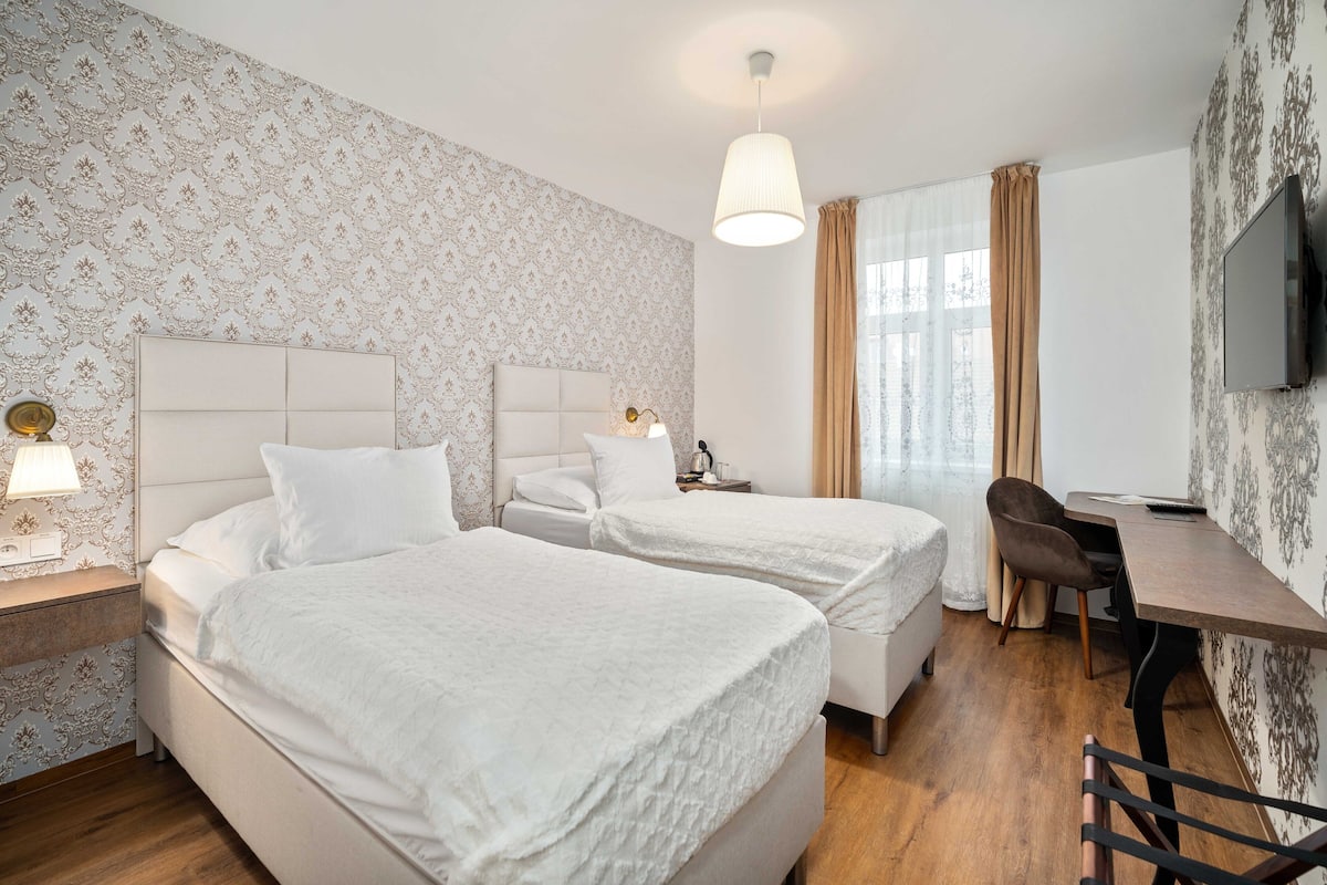 标准房, 2 张单人床 | 客房内保险箱、办公桌、免费 WiFi