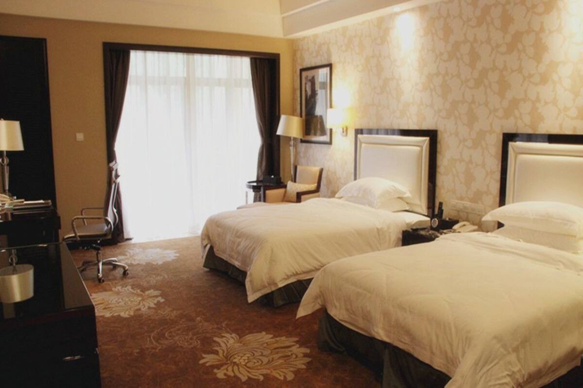Deluxe Twin Bed Room | Minibar, in-room safe, desk, blackout curtains