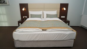 In-room safe, desk, free cots/infant beds, rollaway beds - Hotel Class (Hamburg)