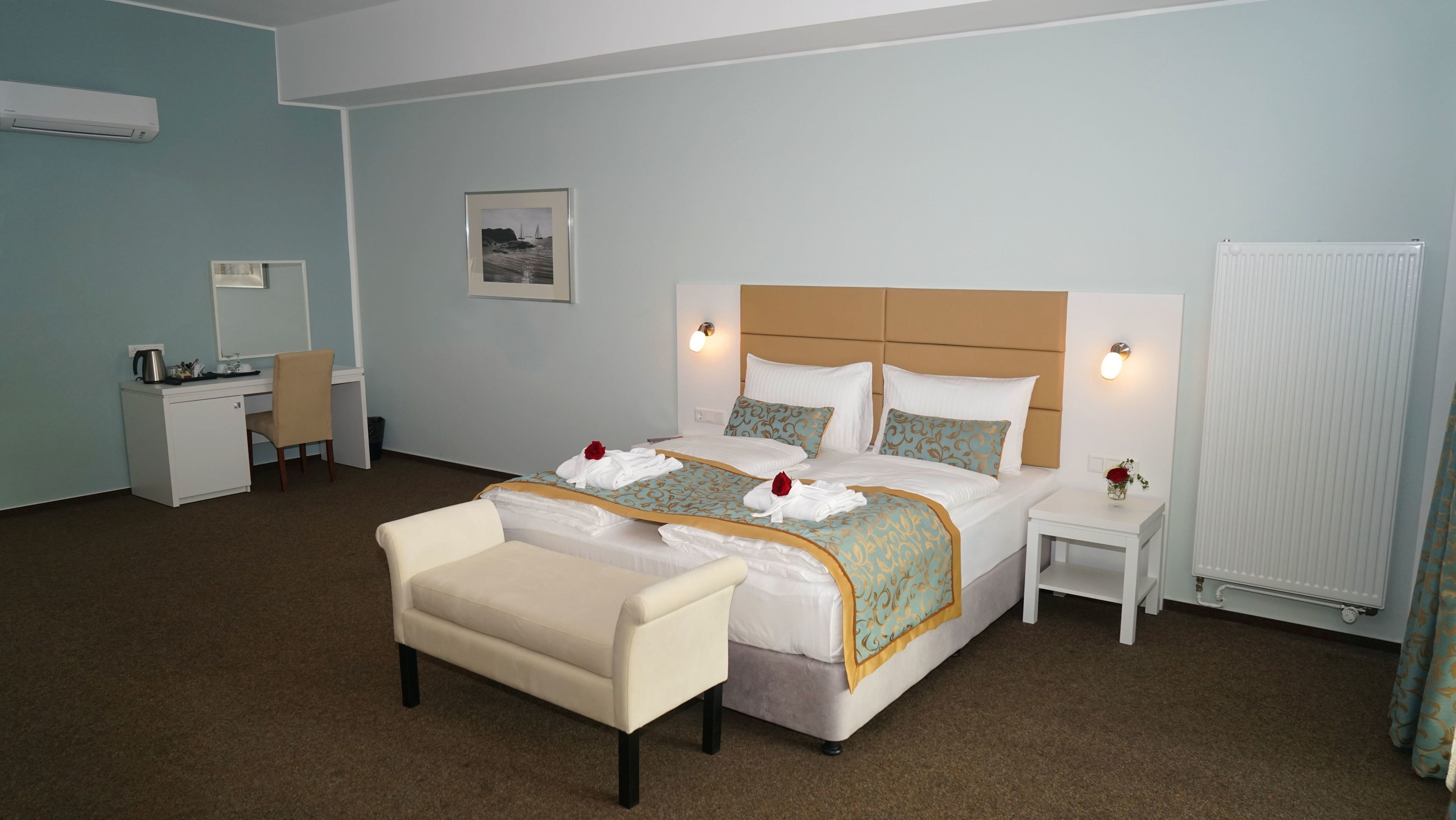 suite | in-room safe, desk, rollaway beds, free wifi