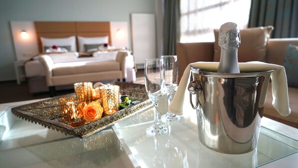 Suite | Living area | Flat-screen TV - Hotel Class (Hamburg)