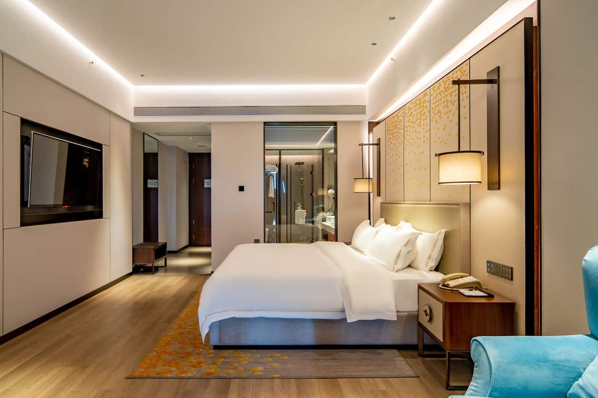 Superior Double Room | 1 bedroom, minibar, desk, blackout curtains