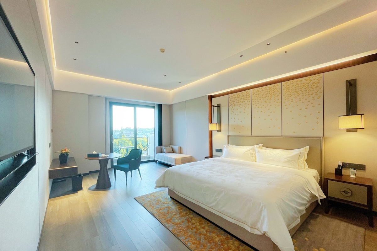 Deluxe Double Room | 1 bedroom, minibar, desk, blackout curtains