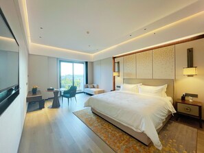 豪华客房 | 迷你吧、办公桌、遮光窗帘、免费 WiFi