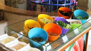 Daily buffet breakfast (CNY 98 per person)