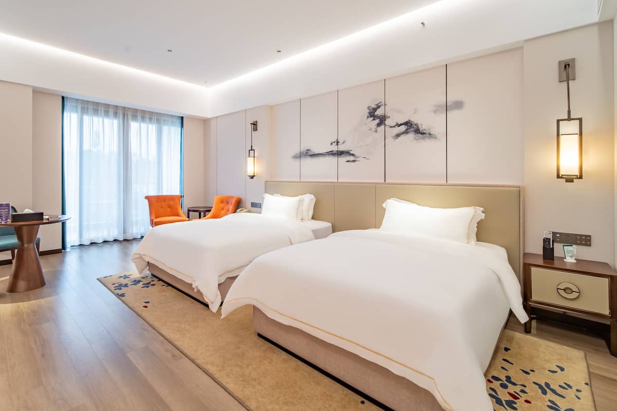 Deluxe Twin Room | 1 bedroom, minibar, desk, blackout curtains