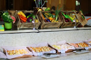 Se ofrece un desayuno bufé todos los días (por un coste adicional)