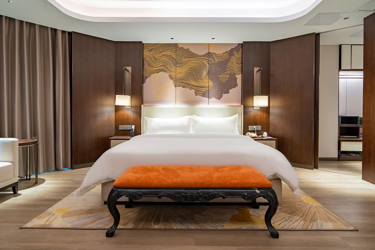 Deluxe Suite Room | 1 bedroom, minibar, desk, blackout curtains