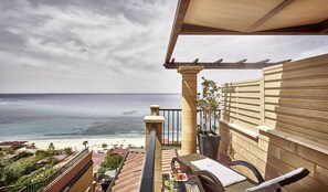 Habitación doble superior, vista al mar | Ropa de cama de alta calidad y minibar 