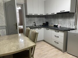 Ropa de cama de alta calidad y minibar 