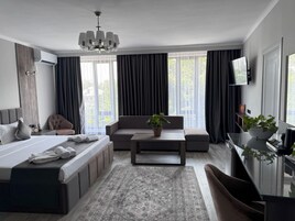 Ropa de cama de alta calidad y minibar 