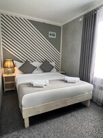 Ropa de cama de alta calidad y minibar 