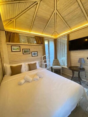 Chalet | Premium bedding, minibar, in-room safe, individually decorated - Hotel Kausar (Bishkek)
