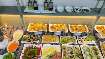 Daily cooked-to-order breakfast (USD 5 per person)