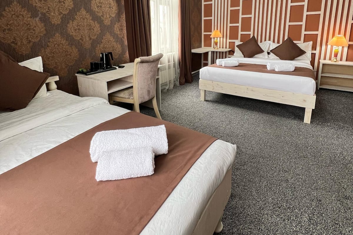 Standard-Dreibettzimmer | Hochwertige Bettwaren, Minibar, Zimmersafe, individuell dekoriert