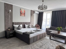 Family Suite | Premium bedding, minibar, in-room safe, individually decorated