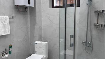 Suite familiare | Bagno | Doccia, articoli per l'igiene personale ecosostenibili, asciugacapelli