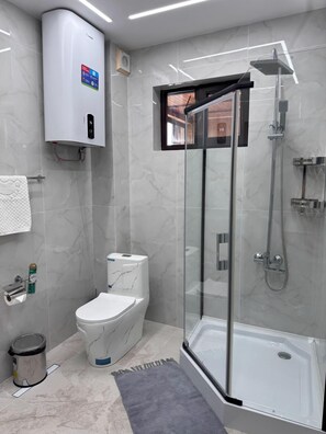 Family Suite | Bathroom | Shower, eco-friendly toiletries, hair dryer, bathrobes - Hotel Kausar (Bishkek)