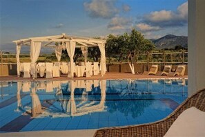 Outdoor pool - Paradise Island Villas (Chersonissos)