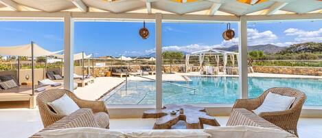 Hồ bơi ngoài trời