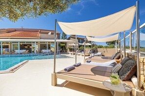 Una piscina al aire libre
