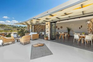 Outdoor dining - Paradise Island Villas (Chersonissos)