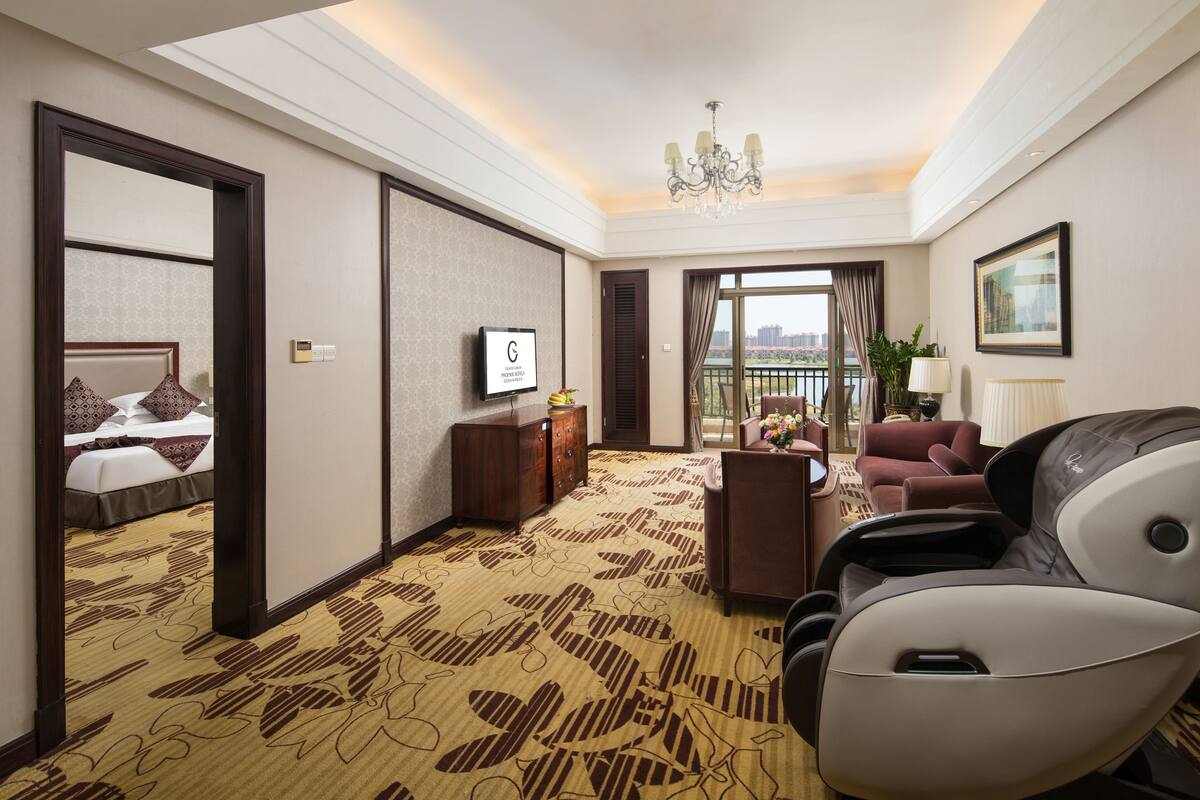 Bộ đồ giường cao cấp, minibar, két bảo mật tại phòng, bàn