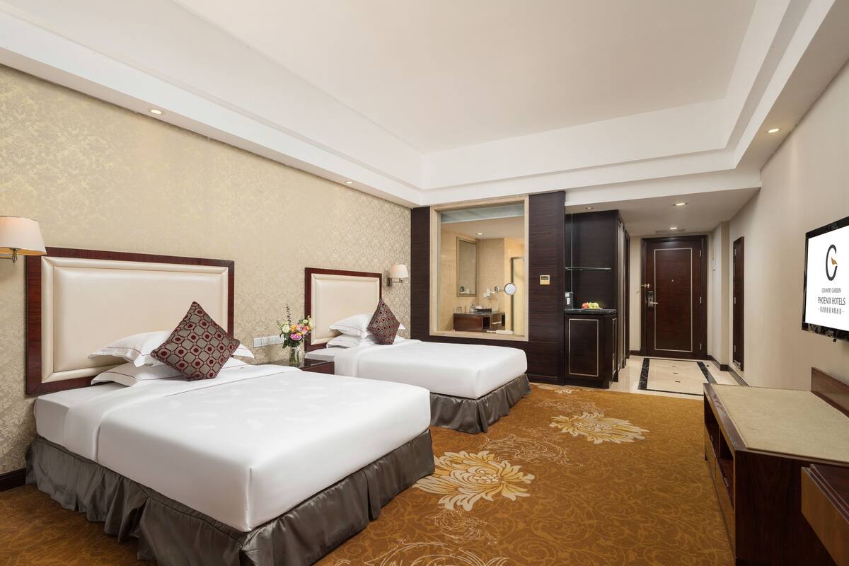 Premium bedding, minibar, in-room safe, desk