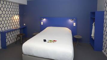 Individueel gemeubileerd, een bureau, verduisterende gordijnen