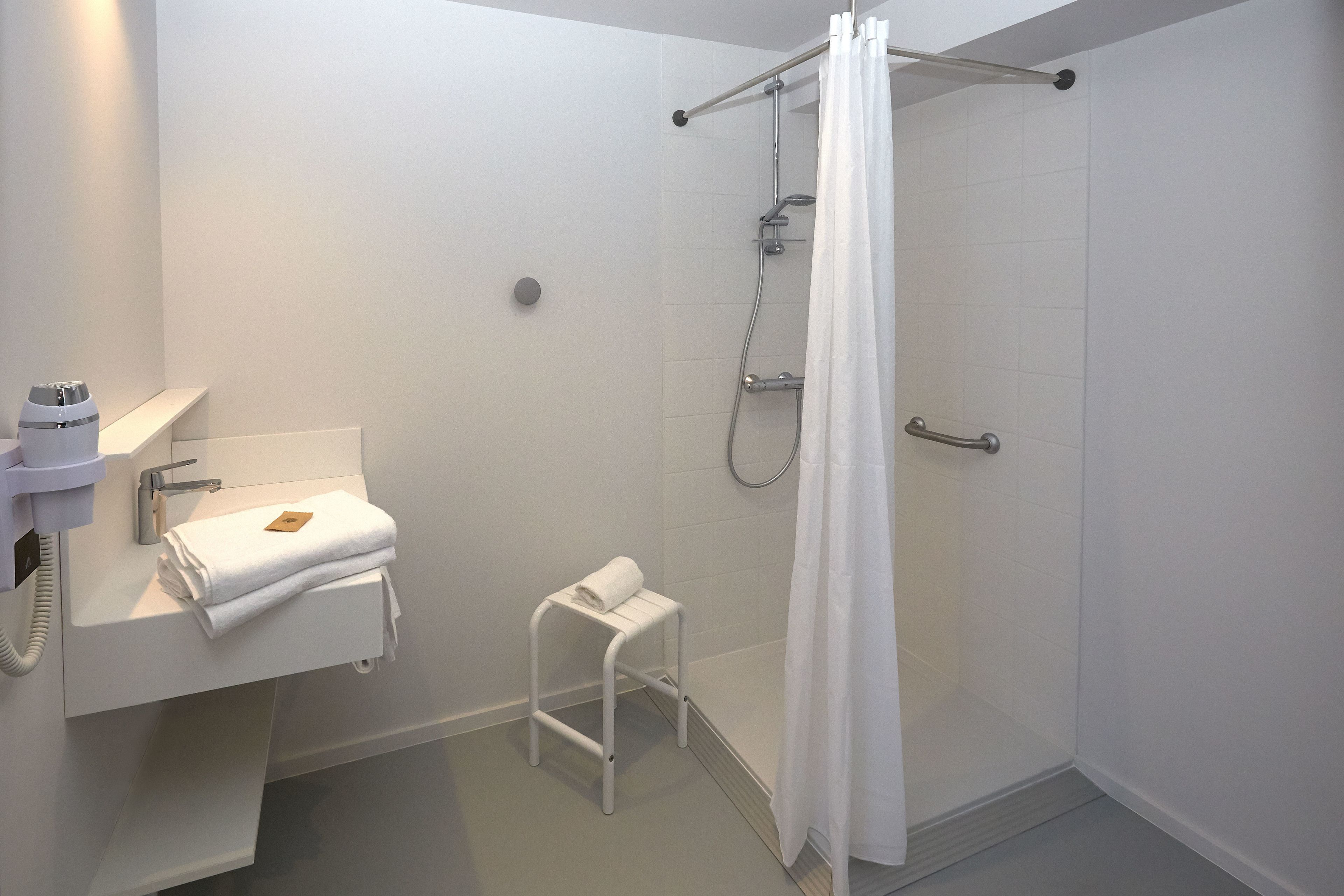 triple room | bathroom | free toiletries, hair dryer, towels